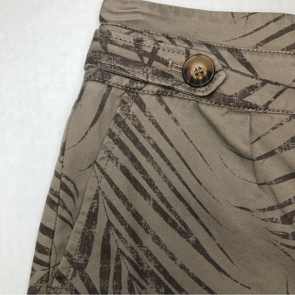 ⭐️NEW⭐️White House Black Market (WHBM) High Rise Bamboo Print Shorts - Picture 5 of 9